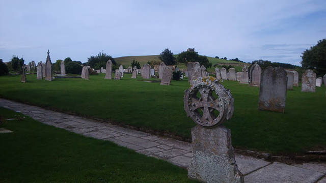cimetière à Abbotsburry et St Catherine's Chapel en arrière plan