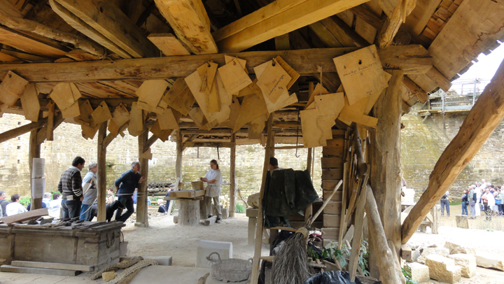 l'atelier de taille de pierre à Guédelon