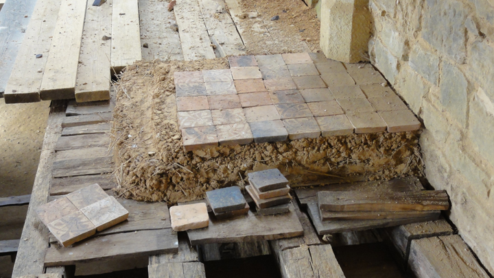 détail du futur plancher de la grande salle dans le logis seigneurial
