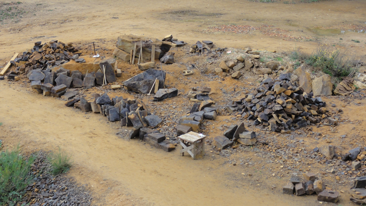 le chantier de préparation des moellons