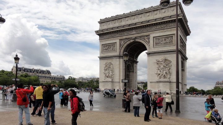 les touristes au pied de l'arc de Triomphe