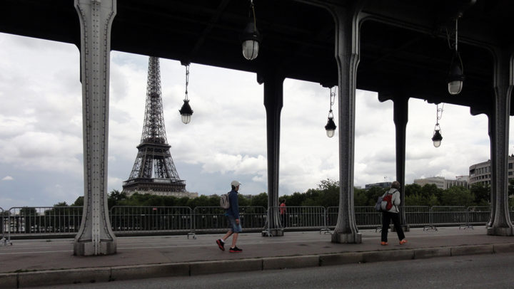 sur le pont de Bir-Hakeim, Théo et Simone sur fond de tour Eiffel