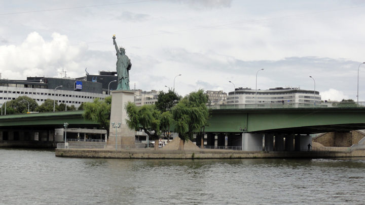 la réplique de la statue de la Liberté, le pont de Grenelle et la pub gratuite