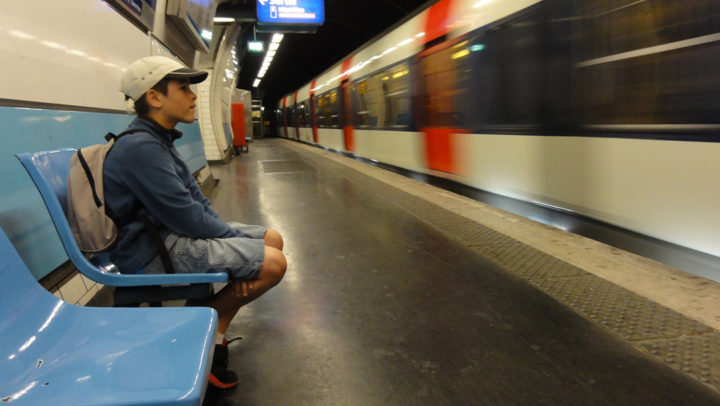 Théo attendant le RER