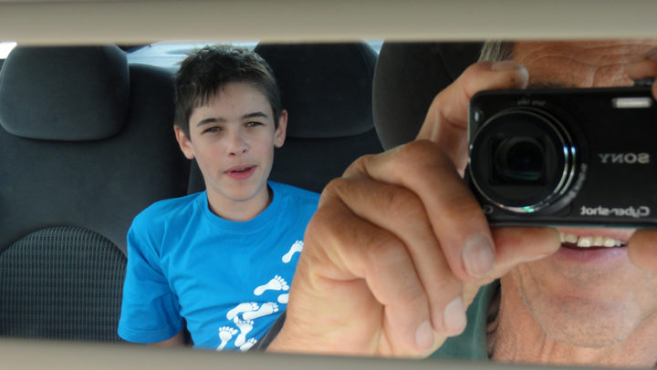 Théo dans la voiture