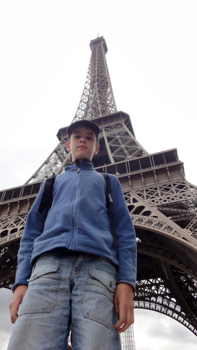 Théo sous la Tour Eiffel