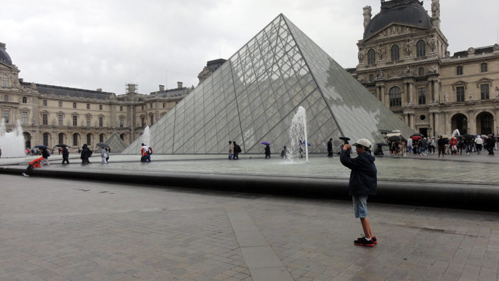 Théo devant la pyramide du Louvre