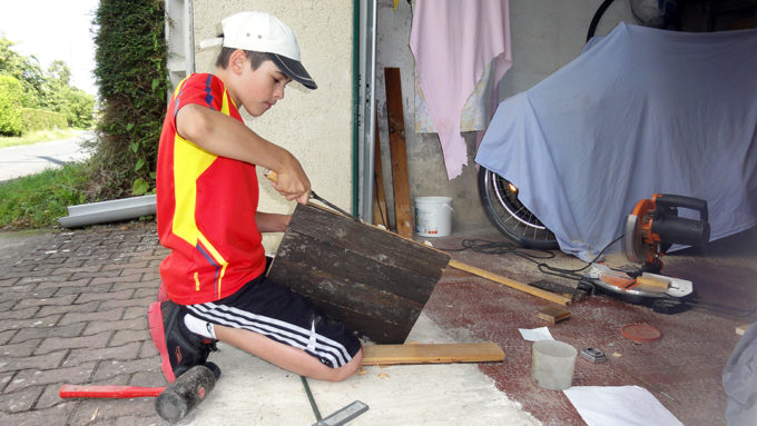 Théo utilise le ciseau à bois