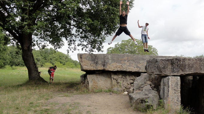 Théo Serge sur le dolmen