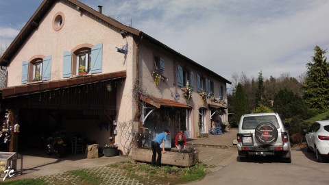 Théo et Simone devant la fontaine