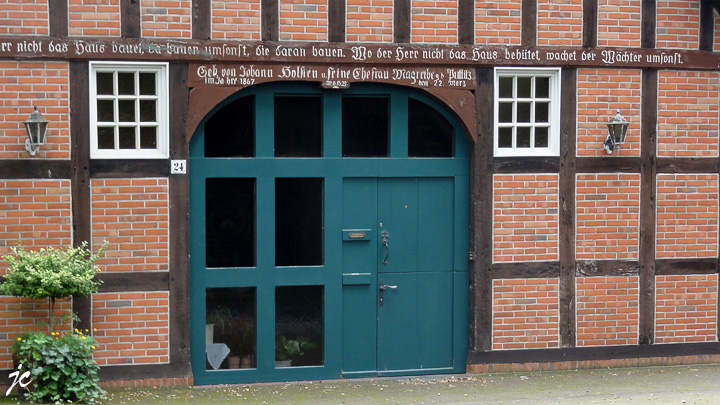 la porte d'entrée d'une maison (1867) traditionnelle du nord de l'Allemagne