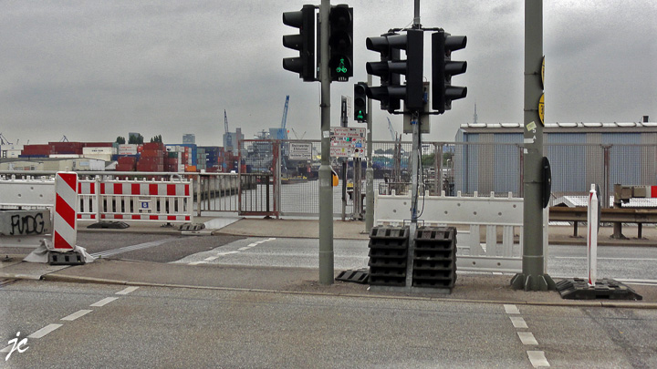 les panneaux de direction sont cachés dans la signalisation