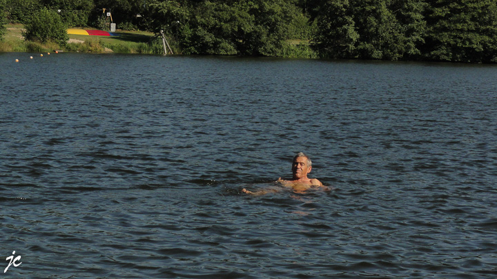 pendant que Thierry roupille, je me baigne dans le lac