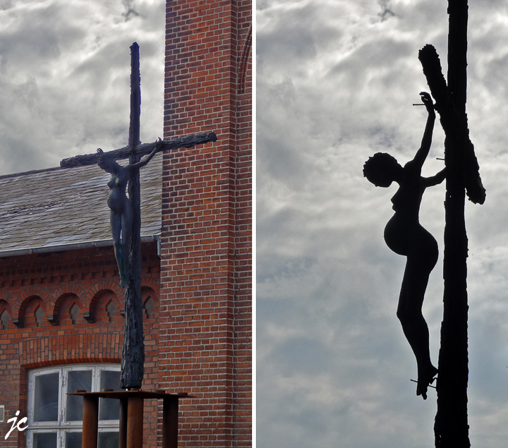 le nom de la sculpture : "au nom de Dieu"