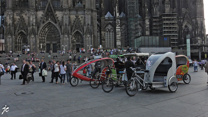 devant la cathédrale de Cologne (Köln)