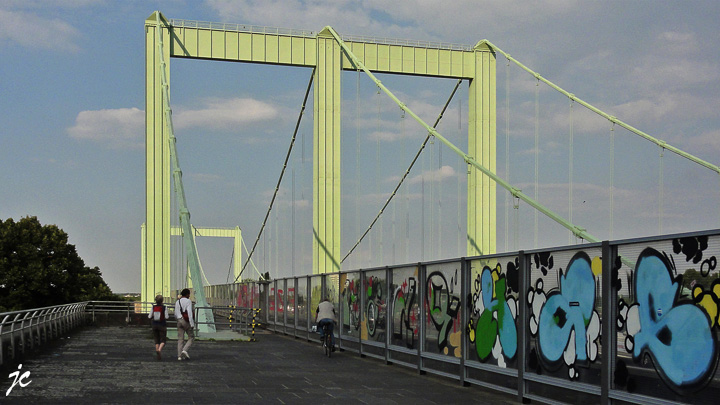 le pont surplombe le camping