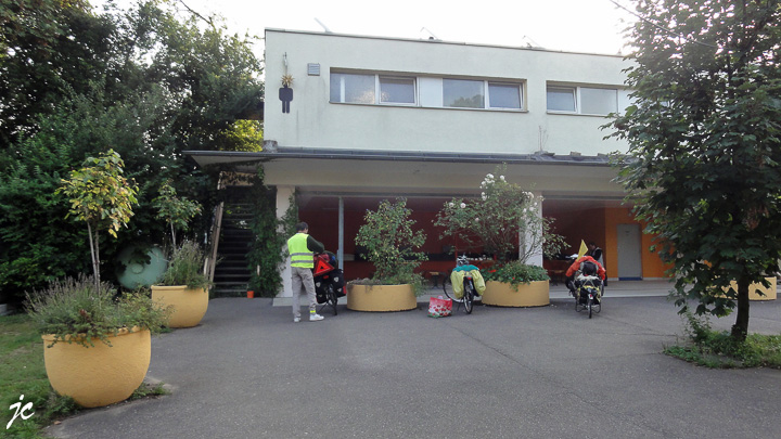 le camping "shelter" à Cologne sous les sanitaires