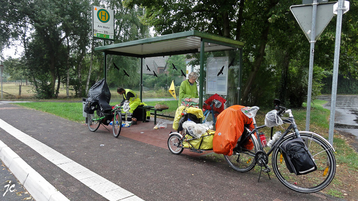 ouf ! un arrêt de bus pour déjeuner au sec