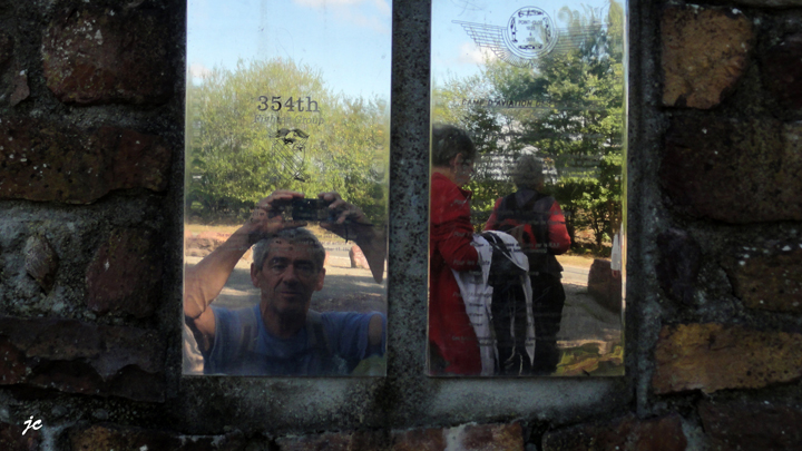 à l'entrée du camp de Poinclos