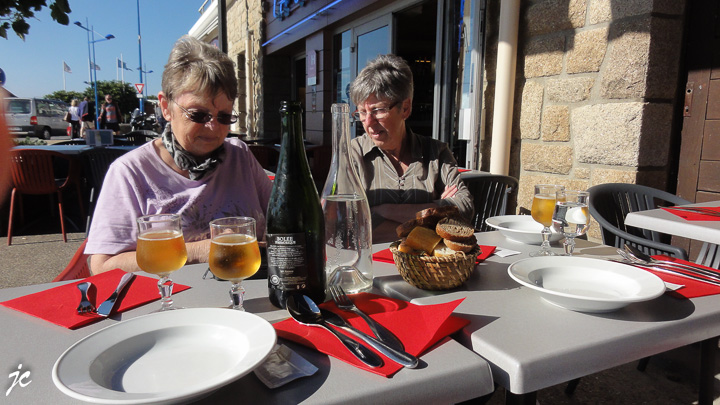 Gisèle et Danielle au restaurant à Quiberon