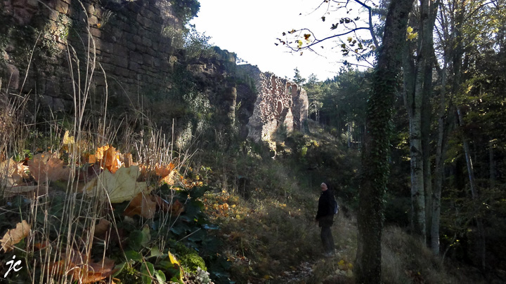 Ghislaine au pied de la ruine du château de Dreistein