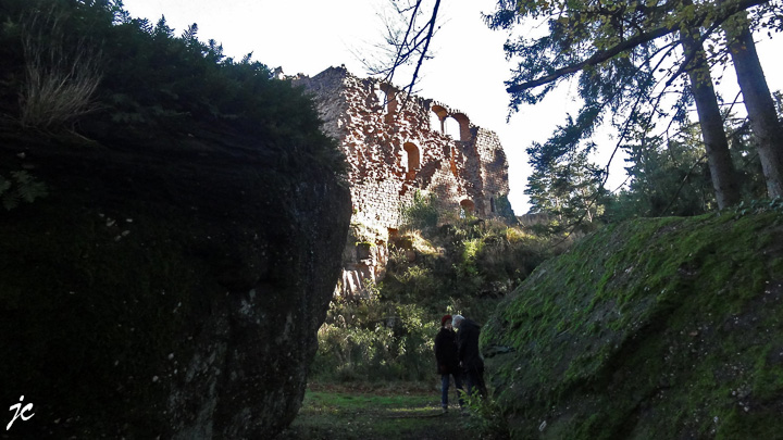 Simone et Ghislaine au pied de la ruine du château de Dreistein