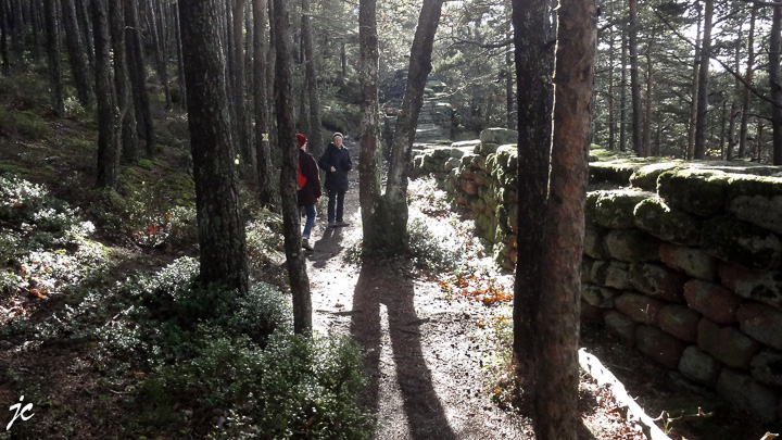 Ghislaine et Simone près du mur païen