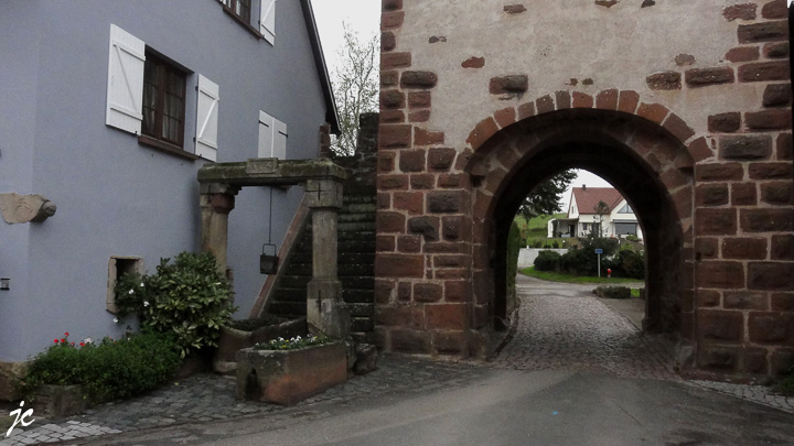 le puits et la porte à Boersch