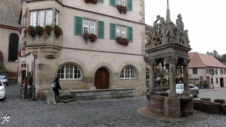l'hôtel de ville et le puits de Boersch