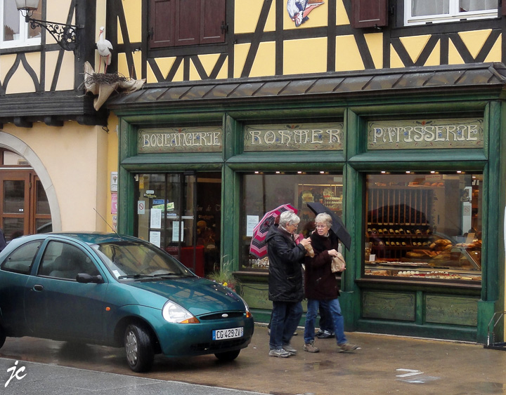 Ghislaine et Simone devant la boulangerie