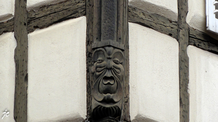 le mascaron sur le colombage