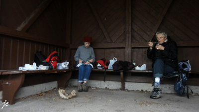 Simone et Ghislaine le pique nique dans le kiosque à l'abri de la pluie