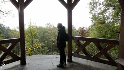 Ghislaine dans le kiosque