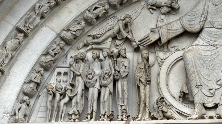 le tympan de la porte central du narthex de la basilique Sainte Marie-Madeleine