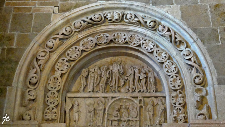 le tympan de la porte central de la basilique Sainte Marie-Madeleine