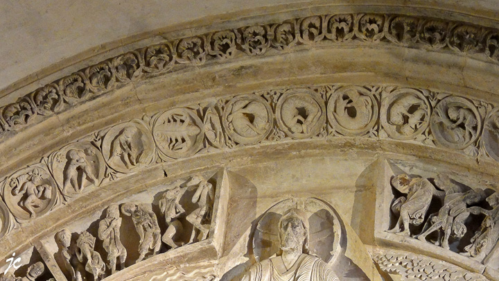 le tympan de la porte central de la basilique Sainte Marie-Madeleine