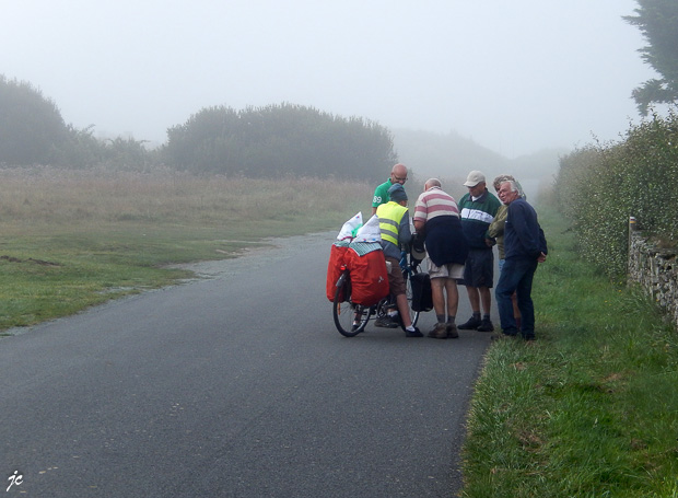 Simone se rue sur une nuée de bonhommes