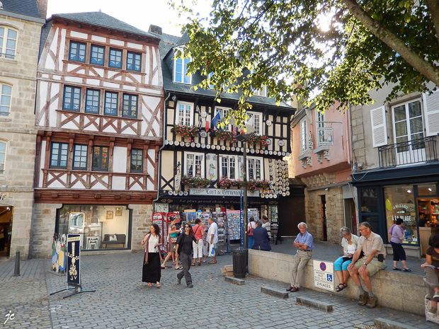 la place de la cathédrale Saint Corentin à Quimper