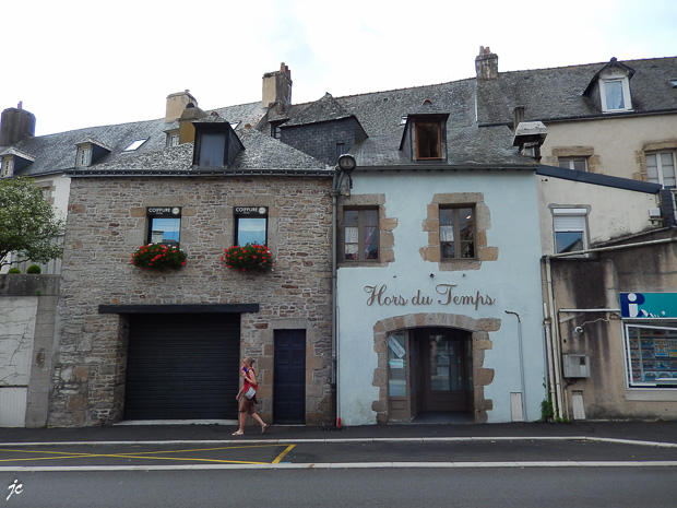 Simone devant "Hors du Temps"