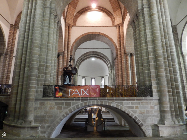 dans l'abbatiale Sainte-Croix (ville basse)