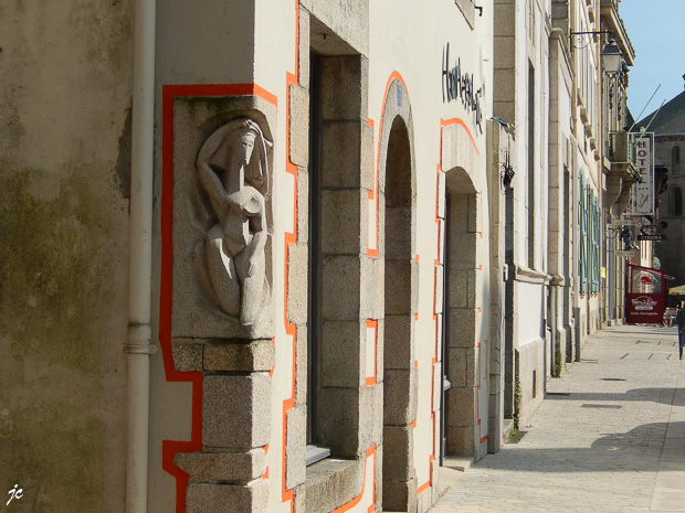 dans la rue Brémond d'Ars
