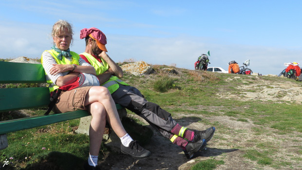 Simone et Thierry à Beg ar Vir, à la pointe de la flèche