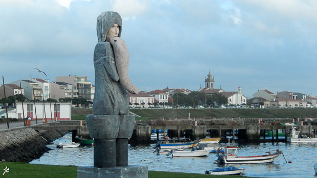 est-ce Mitterand ? dans le port de Povoa do Varzim