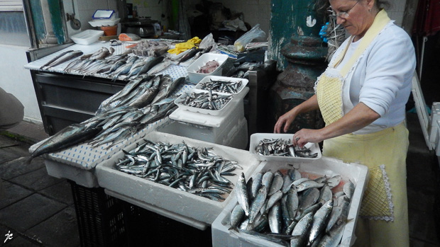 la poissonnerie au marché à Porto