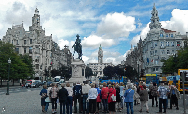 place de la liberté : au fond la mairie de Porto