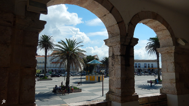 la place devant l'église Notre-Dame de Nazareth