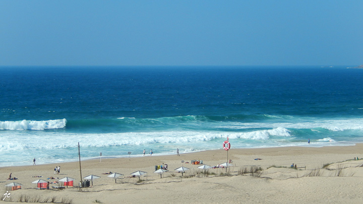 une plage près de Areia sur la route N247