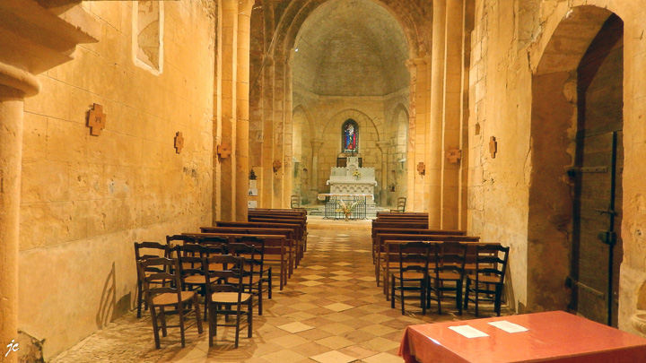 la nef, le coeur et l'abside de l'église Saint Marcel de Sireuil