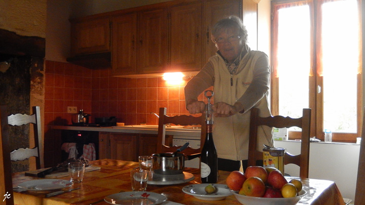 l'ouverture de la bouteille pour l'anniversaire de Ghislaine