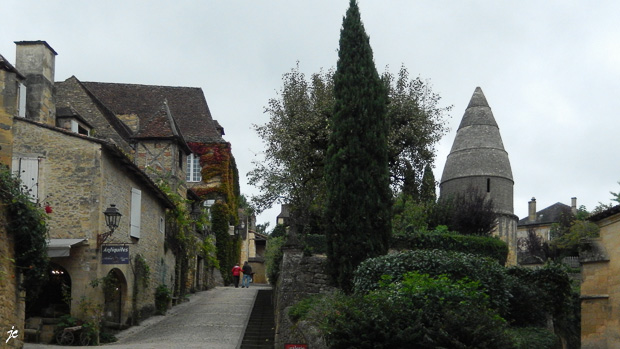 la Lanterne des morts ou tour Saint-Bernard (XIIème siècle)